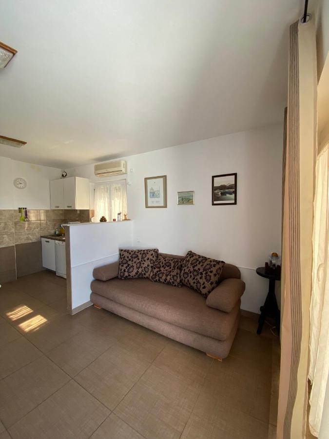 Apartmani Sara Omišalj Buitenkant foto